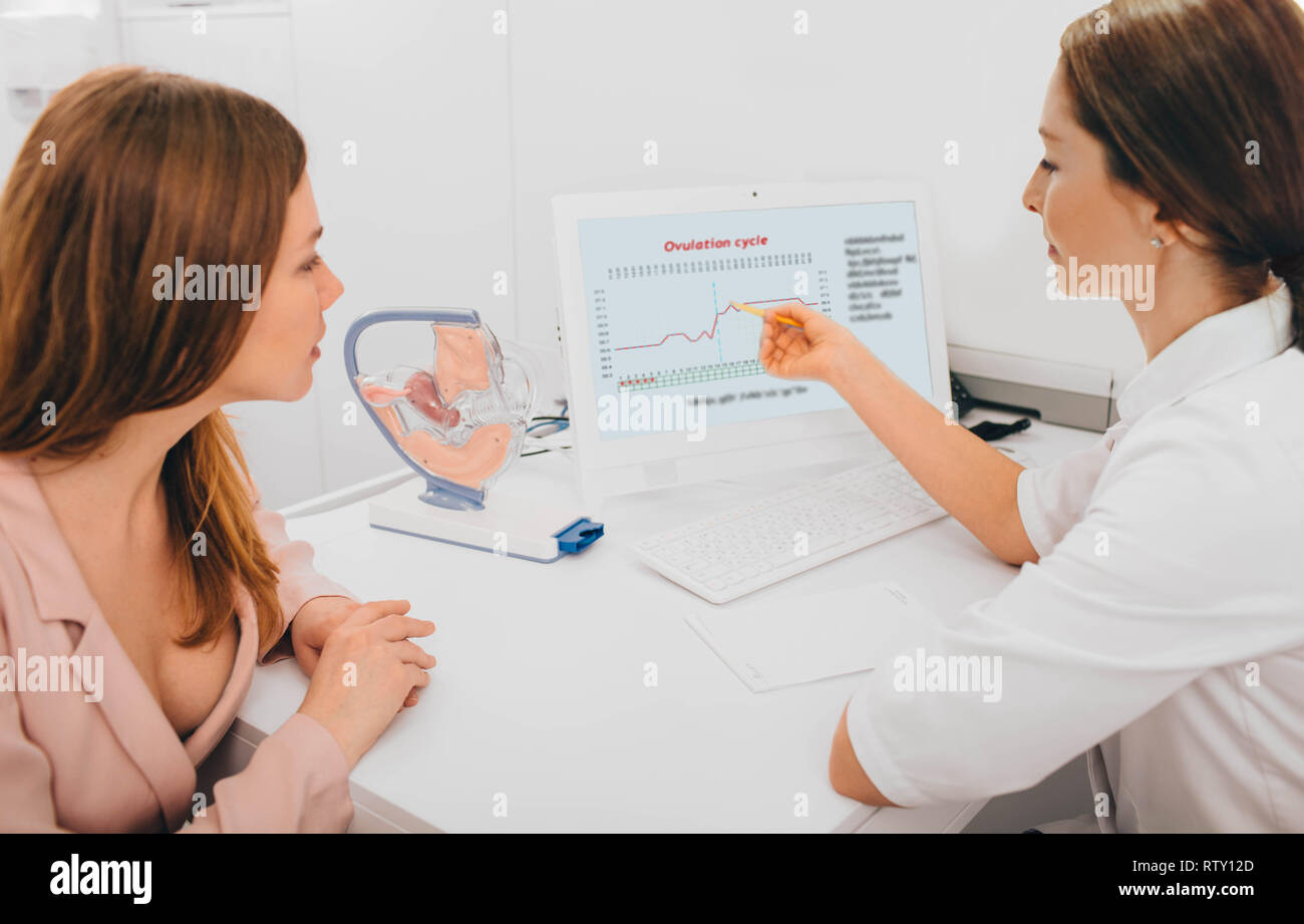 Patienten berät mit ihrer Fruchtbarkeit Spezialist und auf die ovulation Cycle auf dem Computer. basale Temperatur Stockfoto