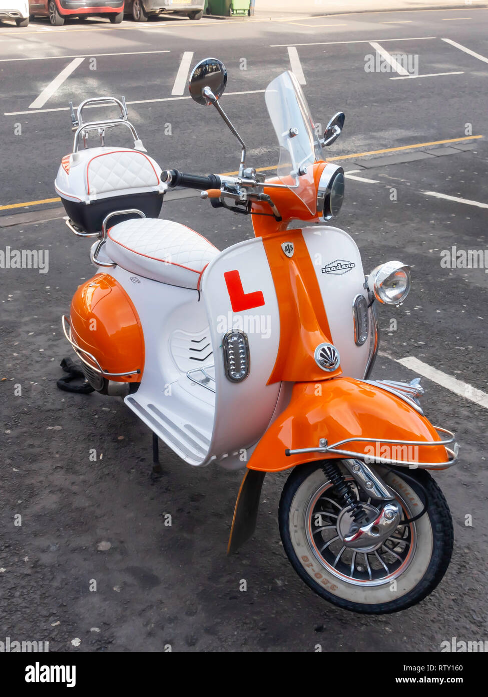 Ein smart gut ausgestattete Weiß und Orange Vespa Modena Motorroller in Redcar North Yorkshire Stockfoto