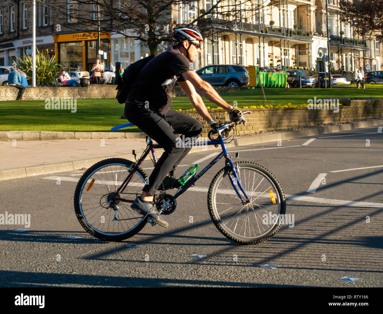 Ein junger Mann, ein off road Sport Sport Fahrrad in der Stadt Harrogate North Yorkshire Stockfoto