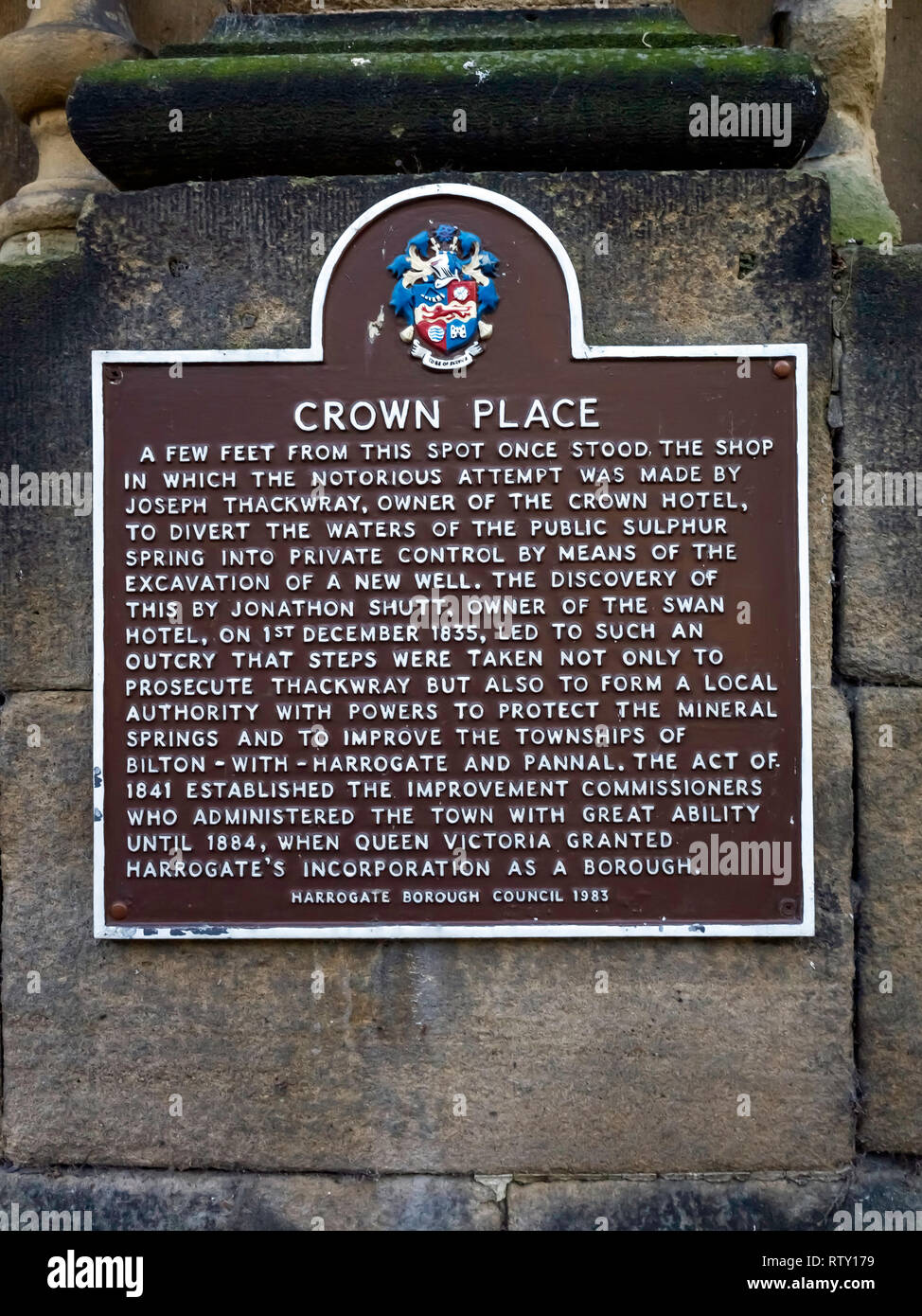 Ein braunes Hinweisschild auf Crown Place Harrogate über, wie ein Hotel Eigentümer im Jahre 1835 versucht hatte, den Spa Wasser für private umzuleiten, Stockfoto