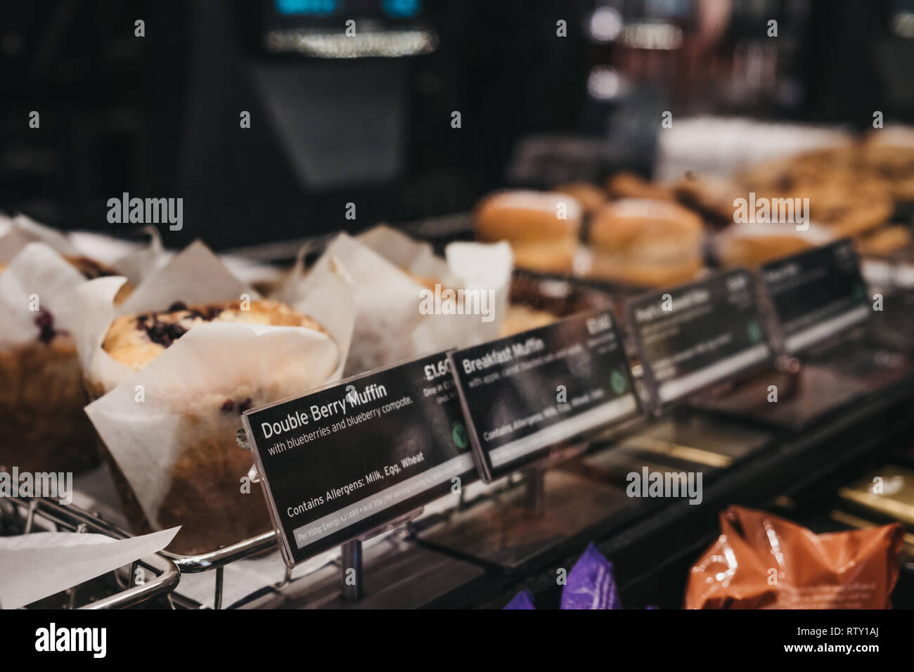 London, UK, 23. Februar 2019: Muffins und Süßigkeiten auf Verkauf innen Pret a Manger, einem beliebten internationalen Sandwich Shop Kette, die in Großbritannien ansässig ist und h Stockfoto