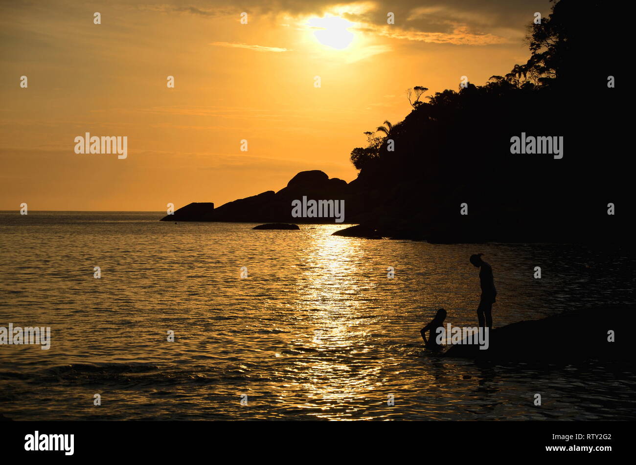 Sonnenuntergang in Ponta Negra Beach in Rio de Janeiro. Ponta Negra ist ein kleines Dorf von Fischern zwischen Trindade und Paraty in der Joatinga entfernt. Stockfoto