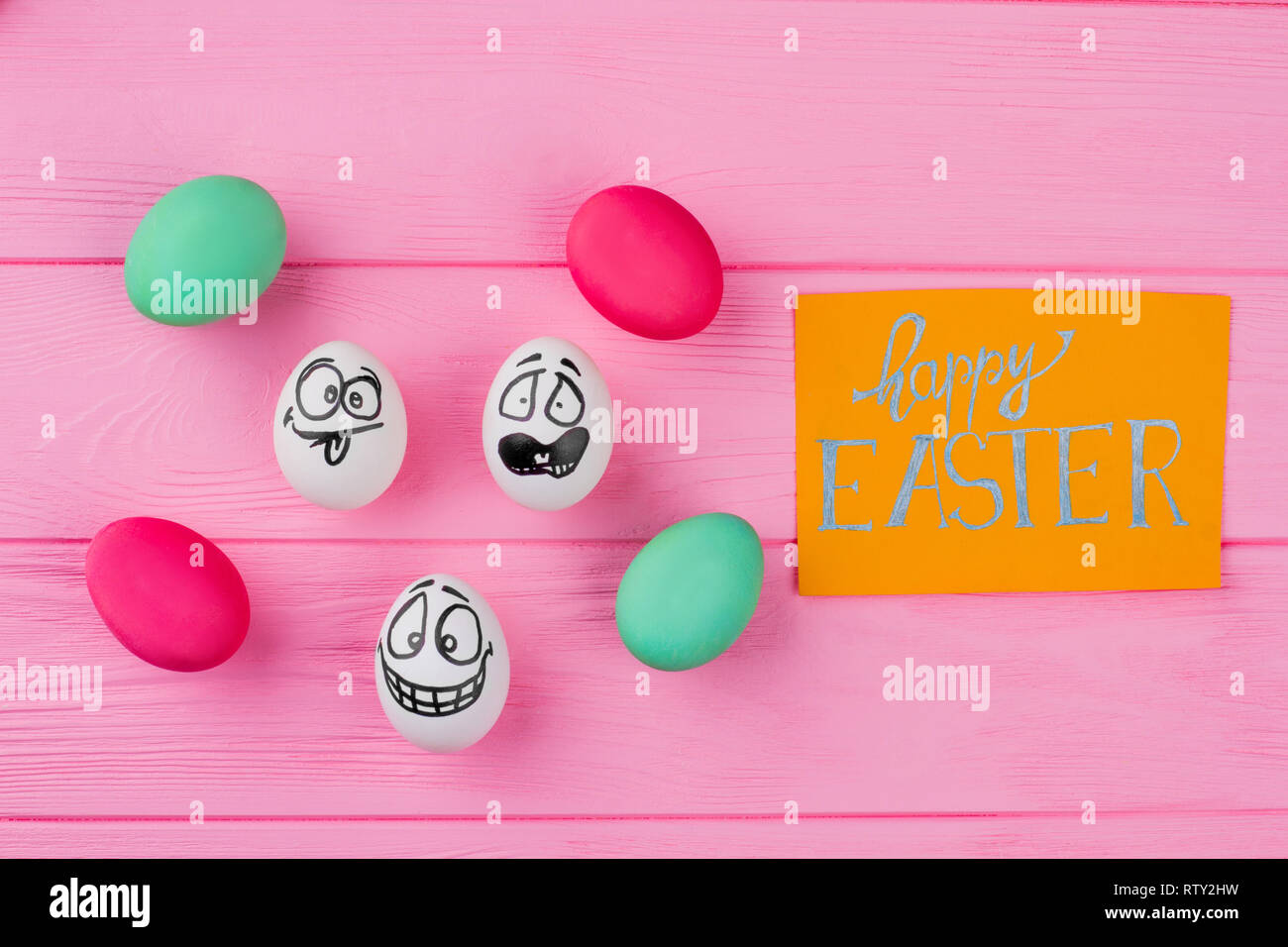 Frohe Ostern Hintergrund mit verschiedenen Eiern. Grüne und rote Ostereier. Eier mit unterschiedlichen Gefühlen. Ostern congratulatory Karte. Stockfoto