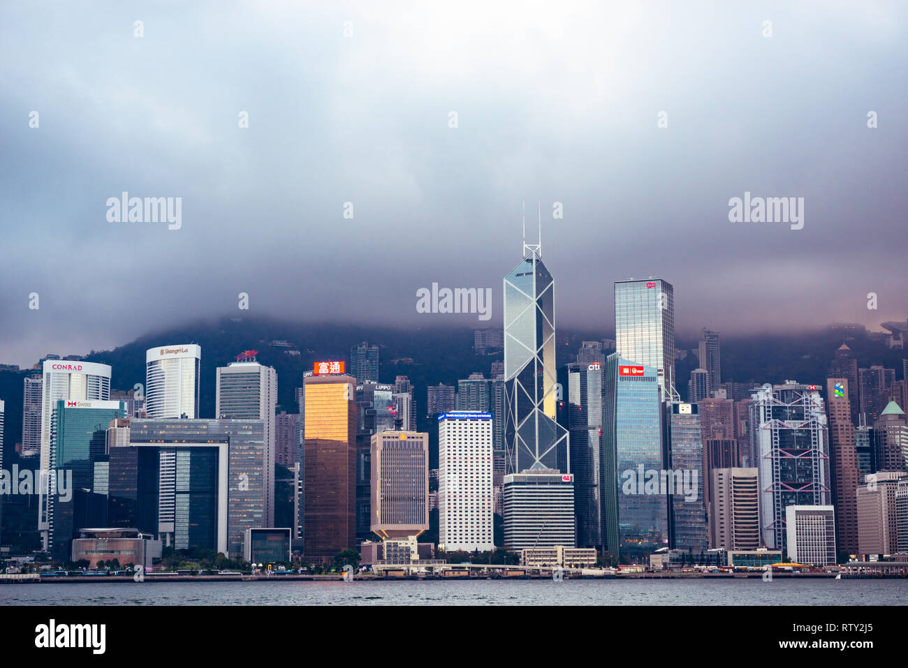 Hong Kong Central Skyline an einem bewölkten Tag in Hongkong, China Stockfoto