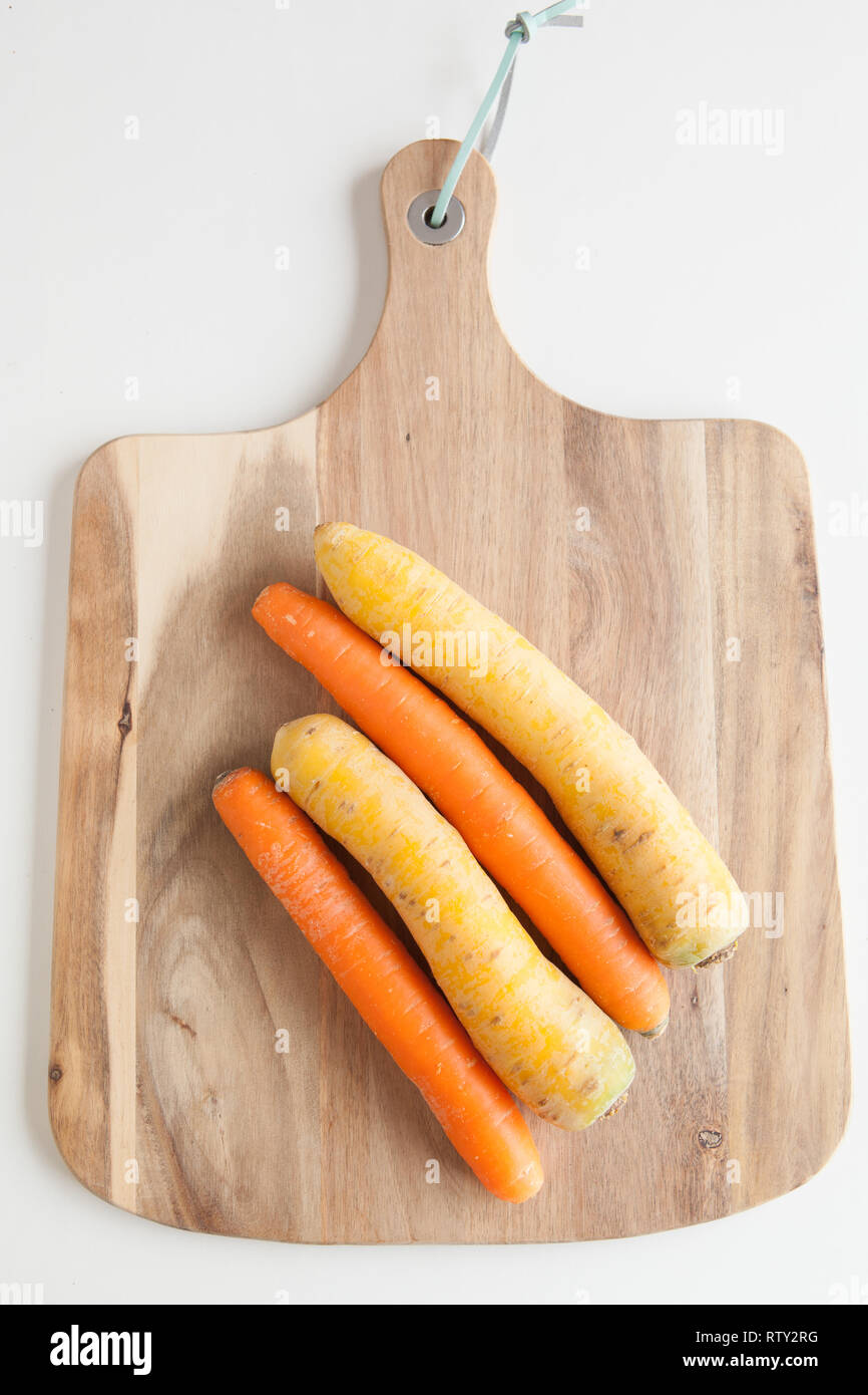 Frisches Gemüse, gelb und orange Karotten Stockfoto