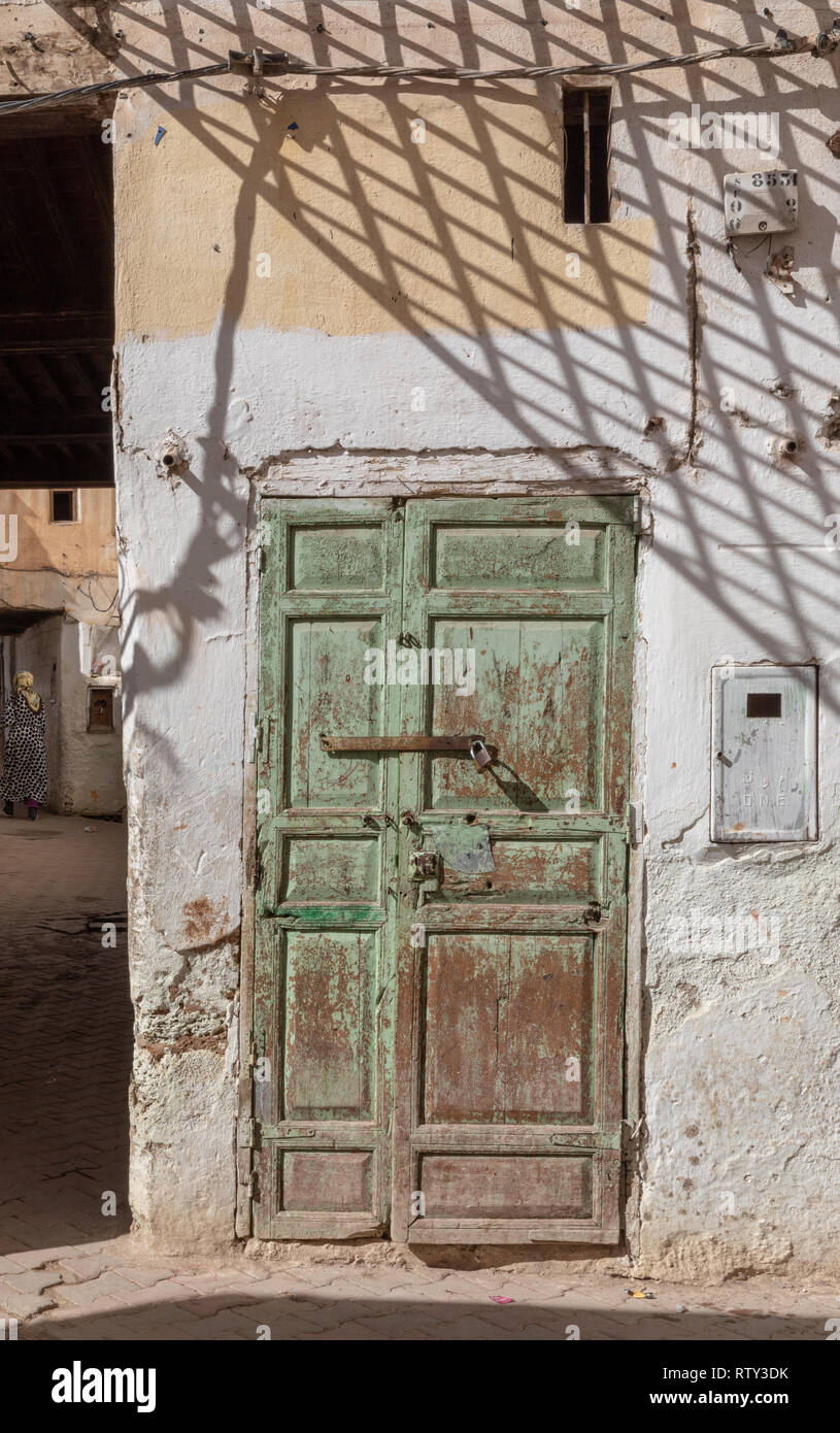 Verwitterte Tür in den Ruinen des alten jüdischen Viertel (mellah) von Sefrou, Marokko Stockfoto