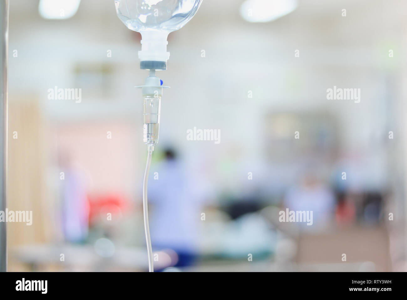 Medizinische saline Infusion schließen oben mit infusionspumpe im Krankenhaus, Salzhaltigen intravenious auf unscharfen Arzt medizinische und andere die Aufmerksamkeit auf einen kranken geben Stockfoto