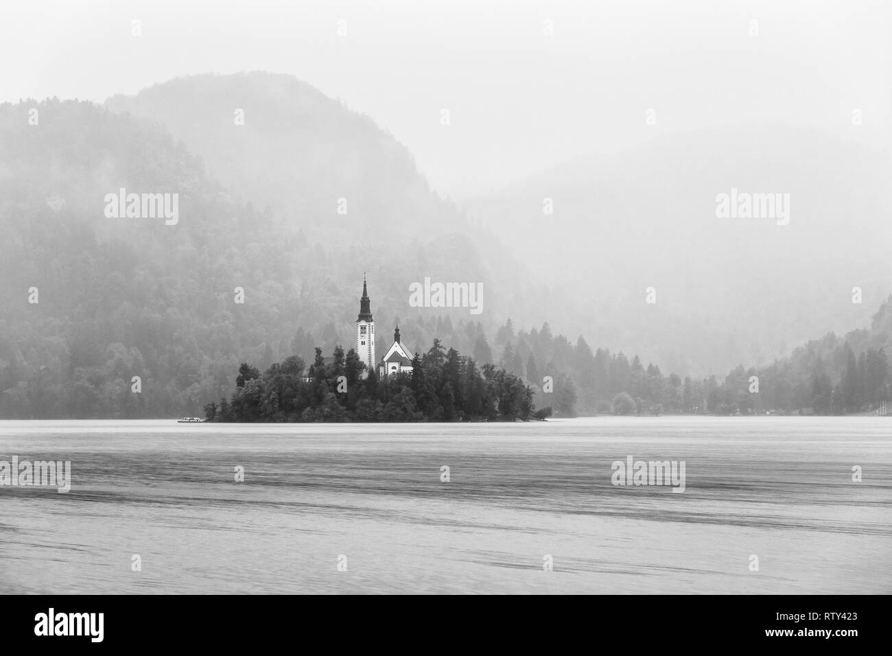 Gewitter am See von Bled entfernt. Slowenien. Schwarze und weiße Landschaft. Europa. Stockfoto