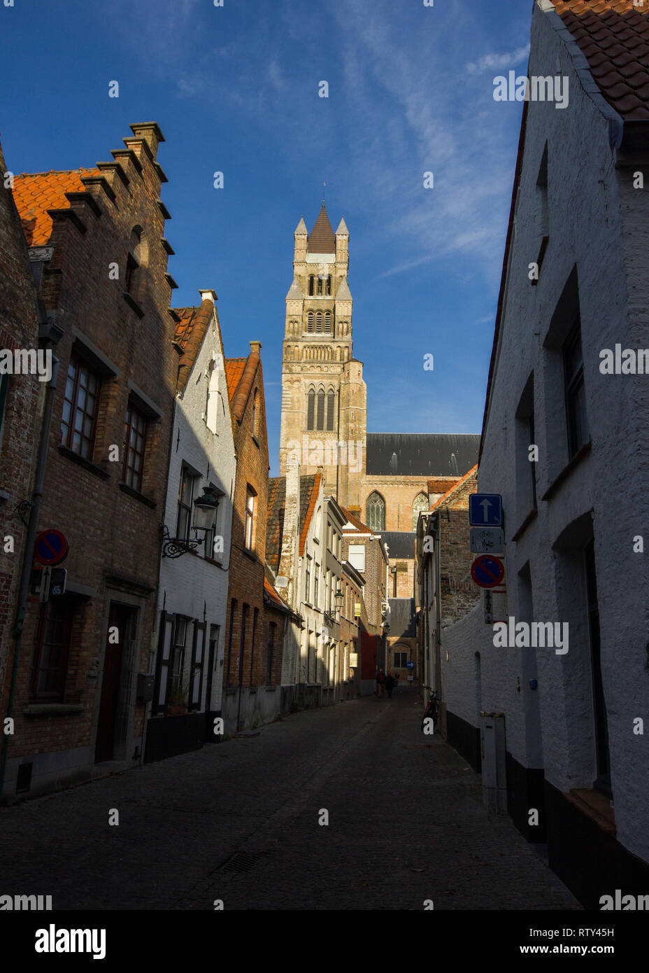 Blick auf die Straße in Richtung Kirche unserer Dame suchen, Brügge Belgien Stockfoto