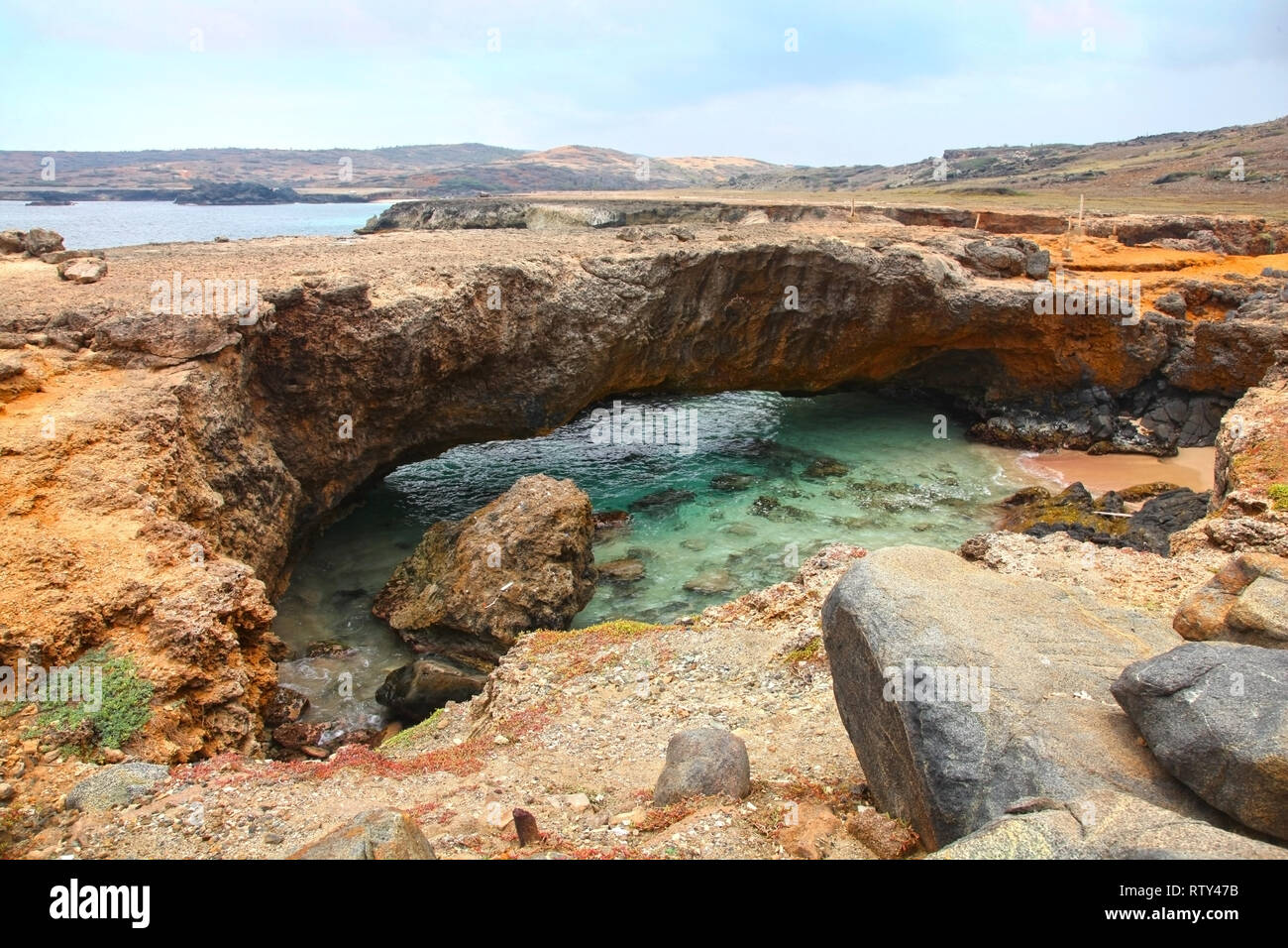 Natürliche Brücke, die aus Koralle Kalkstein, Aruba gebildet wurde. Stockfoto