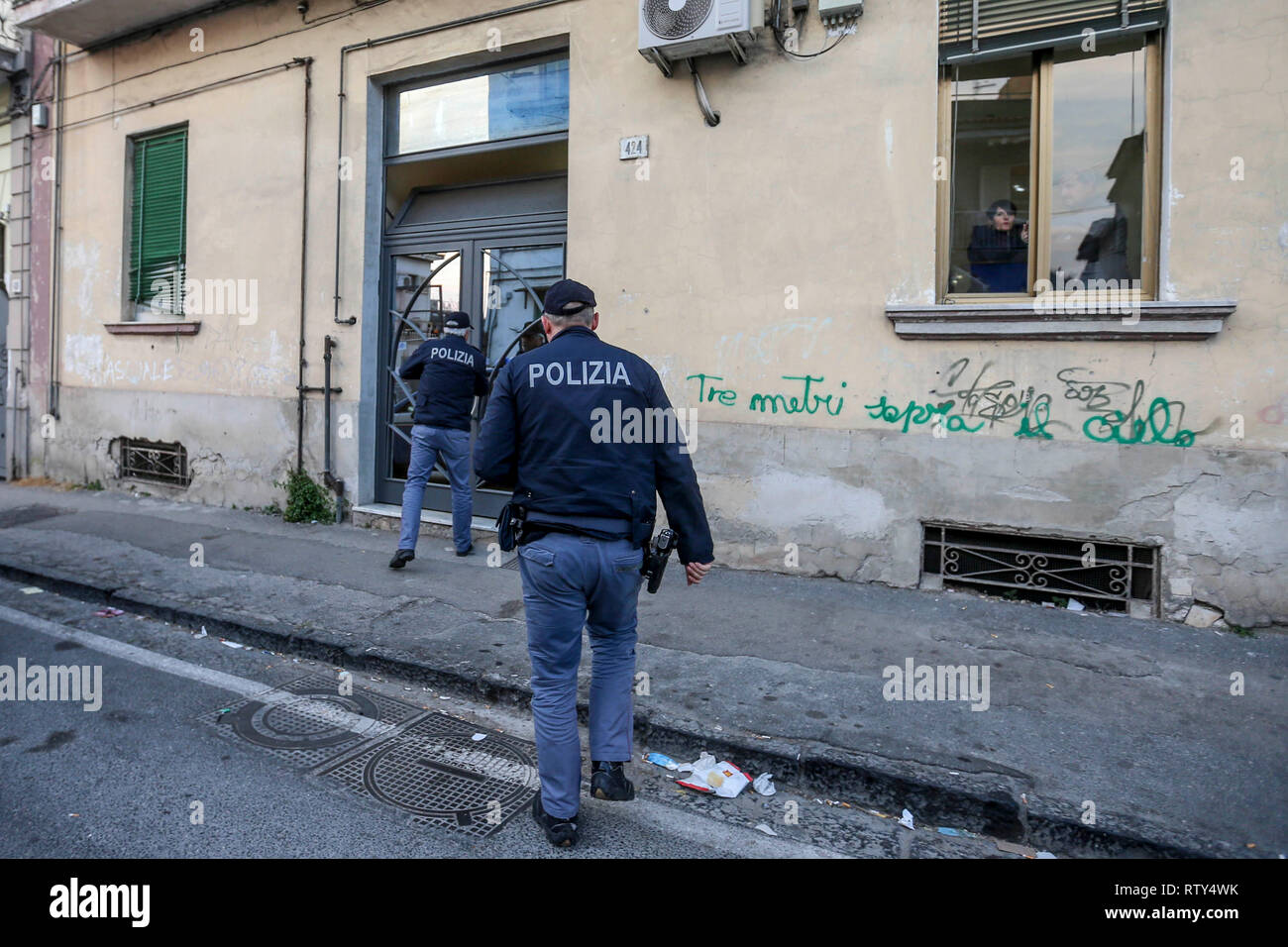 Neapel, Italien. 02 Mär, 2019. Napoli, Kampanien, Italien, 02-03-19, der zweite Italienische Flüchtling nahm der Sohn von "Ciruzzo o'milionario', Marco Di Lauro mit seinem Partner in einem Gebäude nicht weit von secondigliano in Bild Marco Di Lauro im Polizei Auto bei der Ankunft am Bahnhof Neapel Polizei. Credit: Antonio Balasco/Pacific Press/Alamy leben Nachrichten Stockfoto