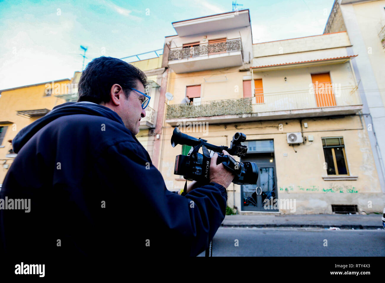 Neapel, Italien. 02 Mär, 2019. Napoli, Kampanien, Italien, 02-03-19, der zweite Italienische Flüchtling nahm der Sohn von "Ciruzzo o'milionario', Marco Di Lauro mit seinem Partner in einem Gebäude nicht weit von secondigliano in Bild Marco Di Lauro im Polizei Auto bei der Ankunft am Bahnhof Neapel Polizei. Credit: Antonio Balasco/Pacific Press/Alamy leben Nachrichten Stockfoto