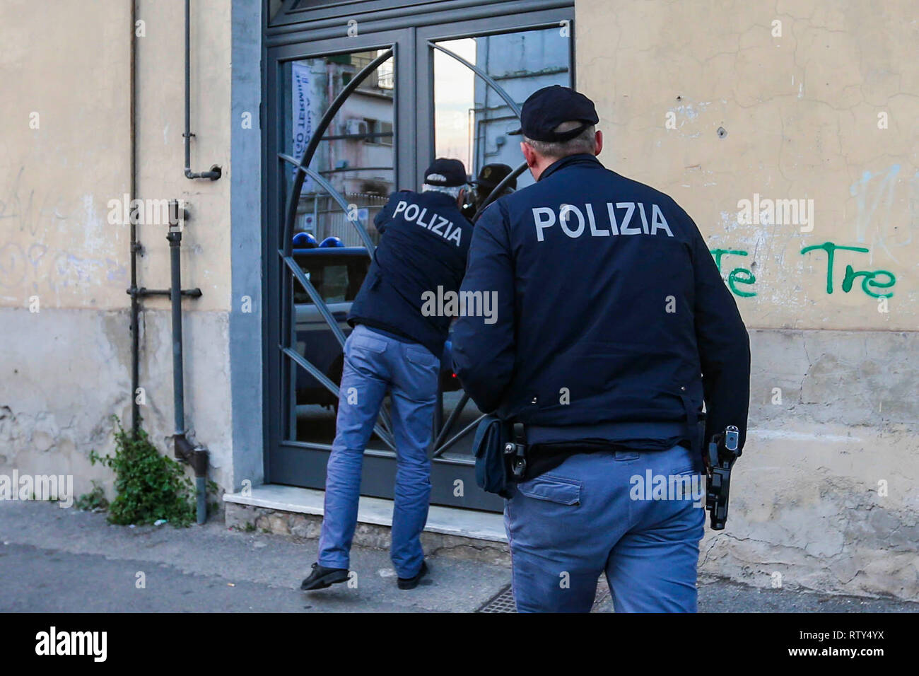 Neapel, Italien. 02 Mär, 2019. Napoli, Kampanien, Italien, 02-03-19, der zweite Italienische Flüchtling nahm der Sohn von "Ciruzzo o'milionario', Marco Di Lauro mit seinem Partner in einem Gebäude nicht weit von secondigliano in Bild Marco Di Lauro im Polizei Auto bei der Ankunft am Bahnhof Neapel Polizei. Credit: Antonio Balasco/Pacific Press/Alamy leben Nachrichten Stockfoto