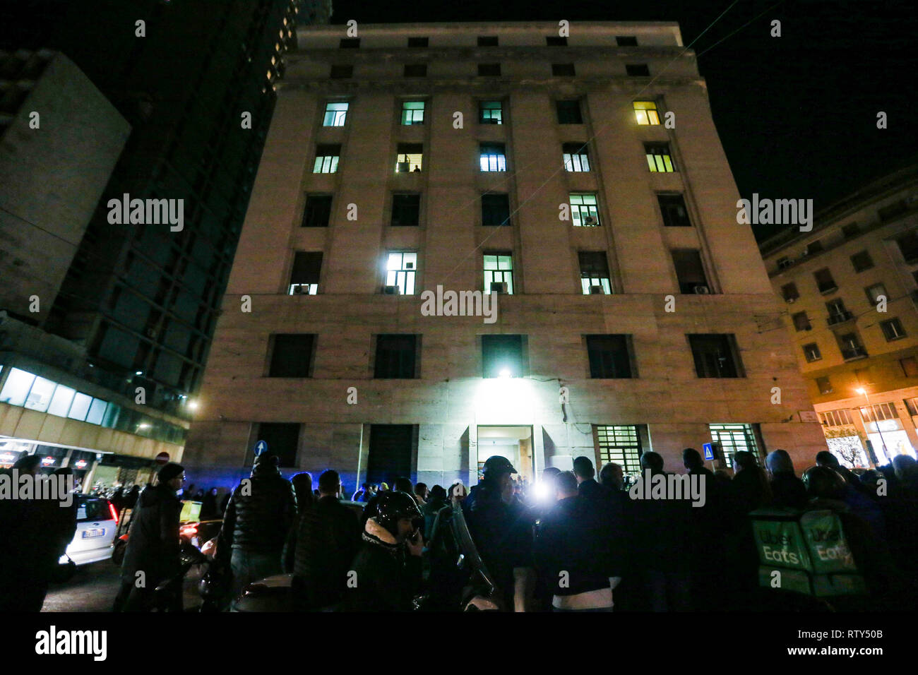 Neapel, Italien. 02 Mär, 2019. Napoli, Kampanien, Italien, 02-03-19, der zweite Italienische Flüchtling nahm der Sohn von "Ciruzzo o'milionario', Marco Di Lauro mit seinem Partner in einem Gebäude nicht weit von secondigliano in Bild Marco Di Lauro im Polizei Auto bei der Ankunft am Bahnhof Neapel Polizei. Credit: Antonio Balasco/Pacific Press/Alamy leben Nachrichten Stockfoto