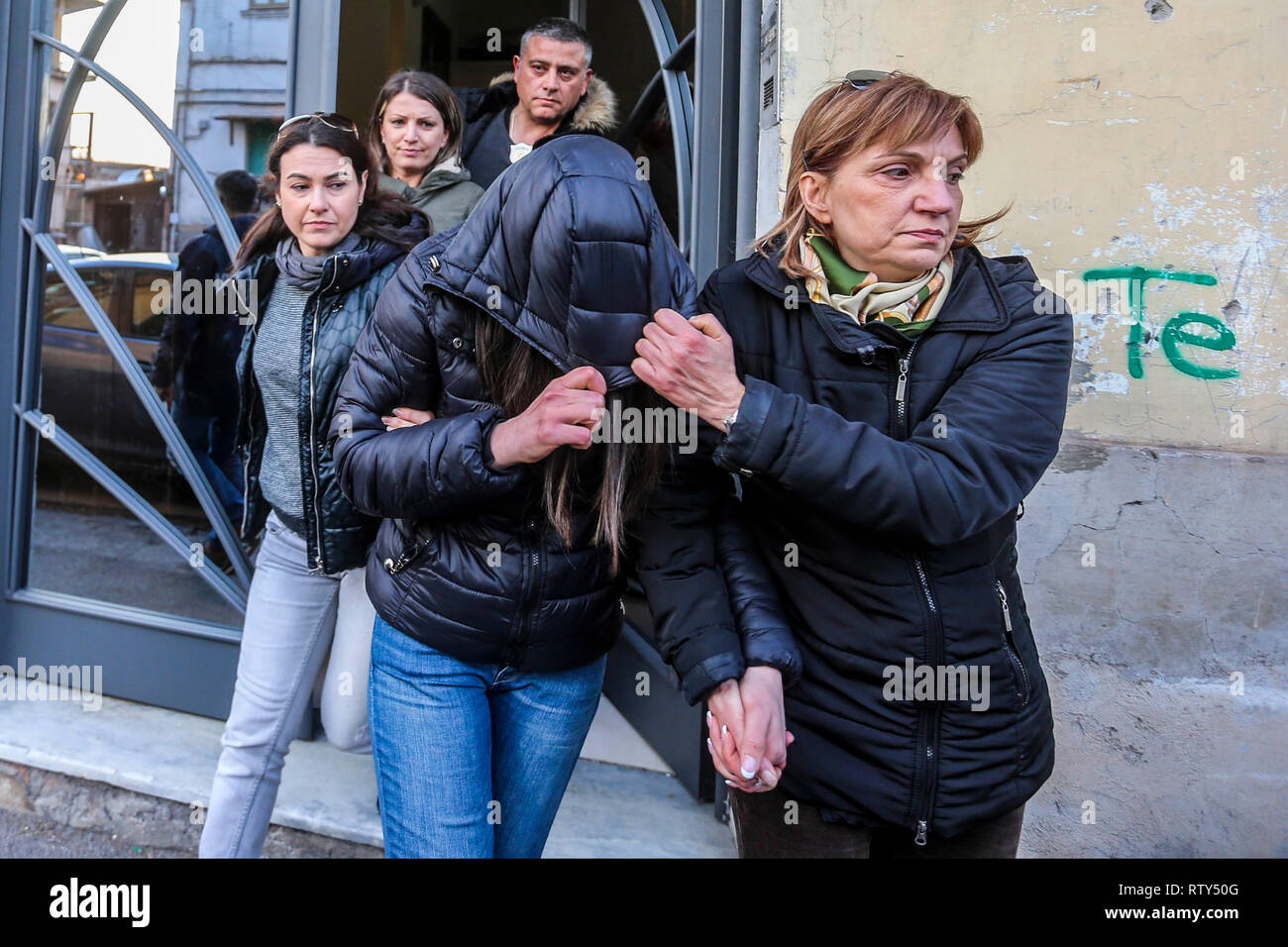 Neapel, Italien. 02 Mär, 2019. Napoli, Kampanien, Italien, 02-03-19, der zweite Italienische Flüchtling nahm der Sohn von "Ciruzzo o'milionario', Marco Di Lauro mit seinem Partner in einem Gebäude nicht weit von secondigliano in Bild Marco Di Lauro im Polizei Auto bei der Ankunft am Bahnhof Neapel Polizei. Credit: Antonio Balasco/Pacific Press/Alamy leben Nachrichten Stockfoto