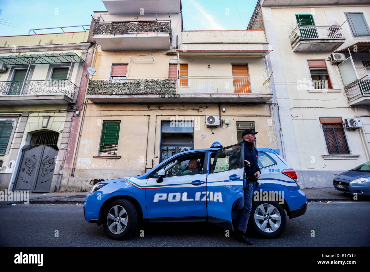 Neapel, Italien. 02 Mär, 2019. Napoli, Kampanien, Italien, 02-03-19, der zweite Italienische Flüchtling nahm der Sohn von "Ciruzzo o'milionario', Marco Di Lauro mit seinem Partner in einem Gebäude nicht weit von secondigliano in Bild Marco Di Lauro im Polizei Auto bei der Ankunft am Bahnhof Neapel Polizei. Credit: Antonio Balasco/Pacific Press/Alamy leben Nachrichten Stockfoto