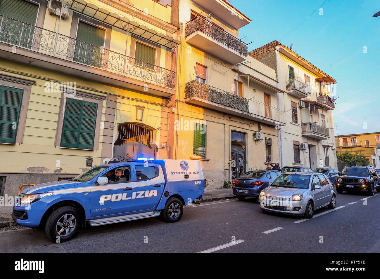 Neapel, Italien. 02 Mär, 2019. Napoli, Kampanien, Italien, 02-03-19, der zweite Italienische Flüchtling nahm der Sohn von "Ciruzzo o'milionario', Marco Di Lauro mit seinem Partner in einem Gebäude nicht weit von secondigliano in Bild Marco Di Lauro im Polizei Auto bei der Ankunft am Bahnhof Neapel Polizei. Credit: Antonio Balasco/Pacific Press/Alamy leben Nachrichten Stockfoto