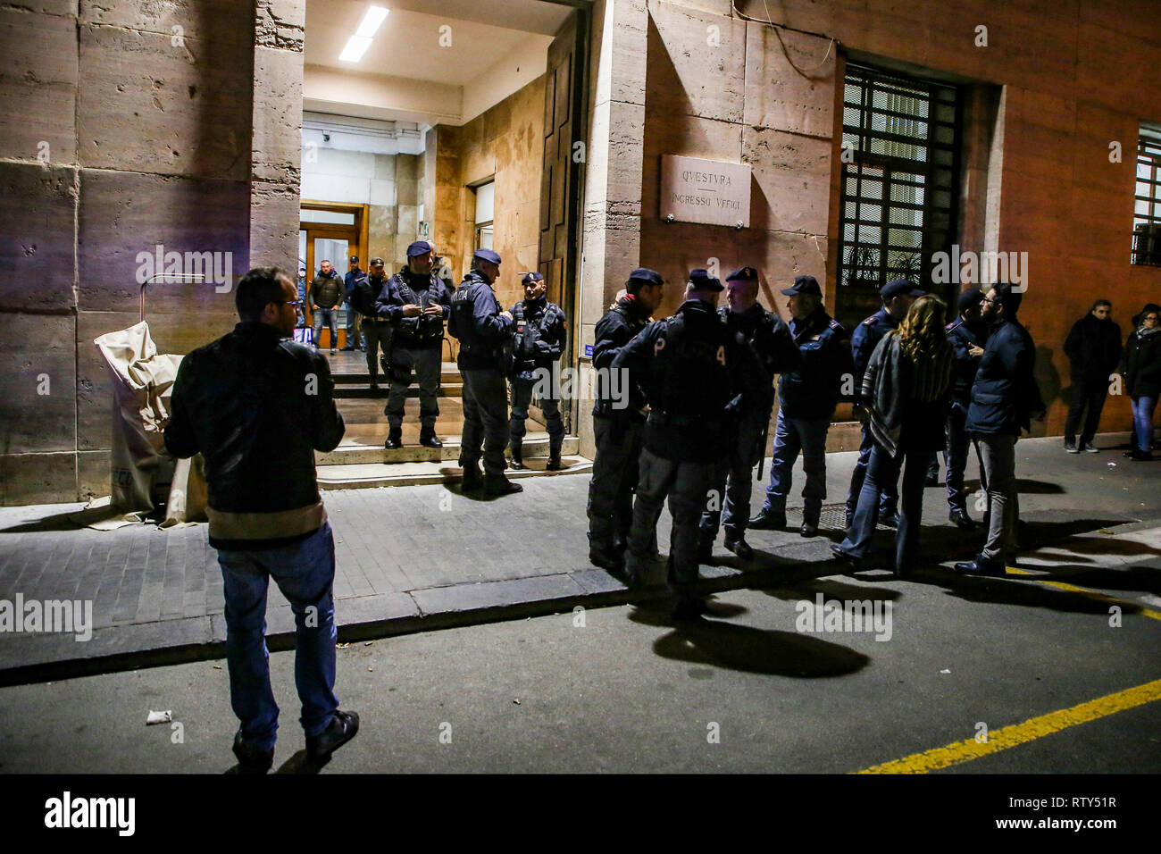 Neapel, Italien. 02 Mär, 2019. Napoli, Kampanien, Italien, 02-03-19, der zweite Italienische Flüchtling nahm der Sohn von "Ciruzzo o'milionario', Marco Di Lauro mit seinem Partner in einem Gebäude nicht weit von secondigliano in Bild Marco Di Lauro im Polizei Auto bei der Ankunft am Bahnhof Neapel Polizei. Credit: Antonio Balasco/Pacific Press/Alamy leben Nachrichten Stockfoto