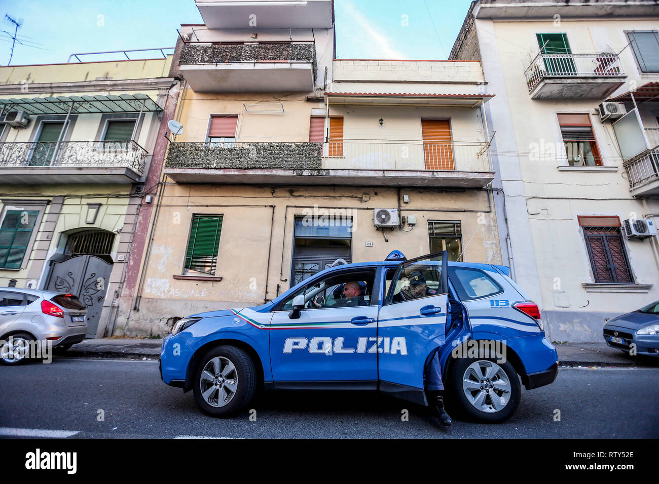 Neapel, Italien. 02 Mär, 2019. Napoli, Kampanien, Italien, 02-03-19, der zweite Italienische Flüchtling nahm der Sohn von "Ciruzzo o'milionario', Marco Di Lauro mit seinem Partner in einem Gebäude nicht weit von secondigliano in Bild Marco Di Lauro im Polizei Auto bei der Ankunft am Bahnhof Neapel Polizei. Credit: Antonio Balasco/Pacific Press/Alamy leben Nachrichten Stockfoto