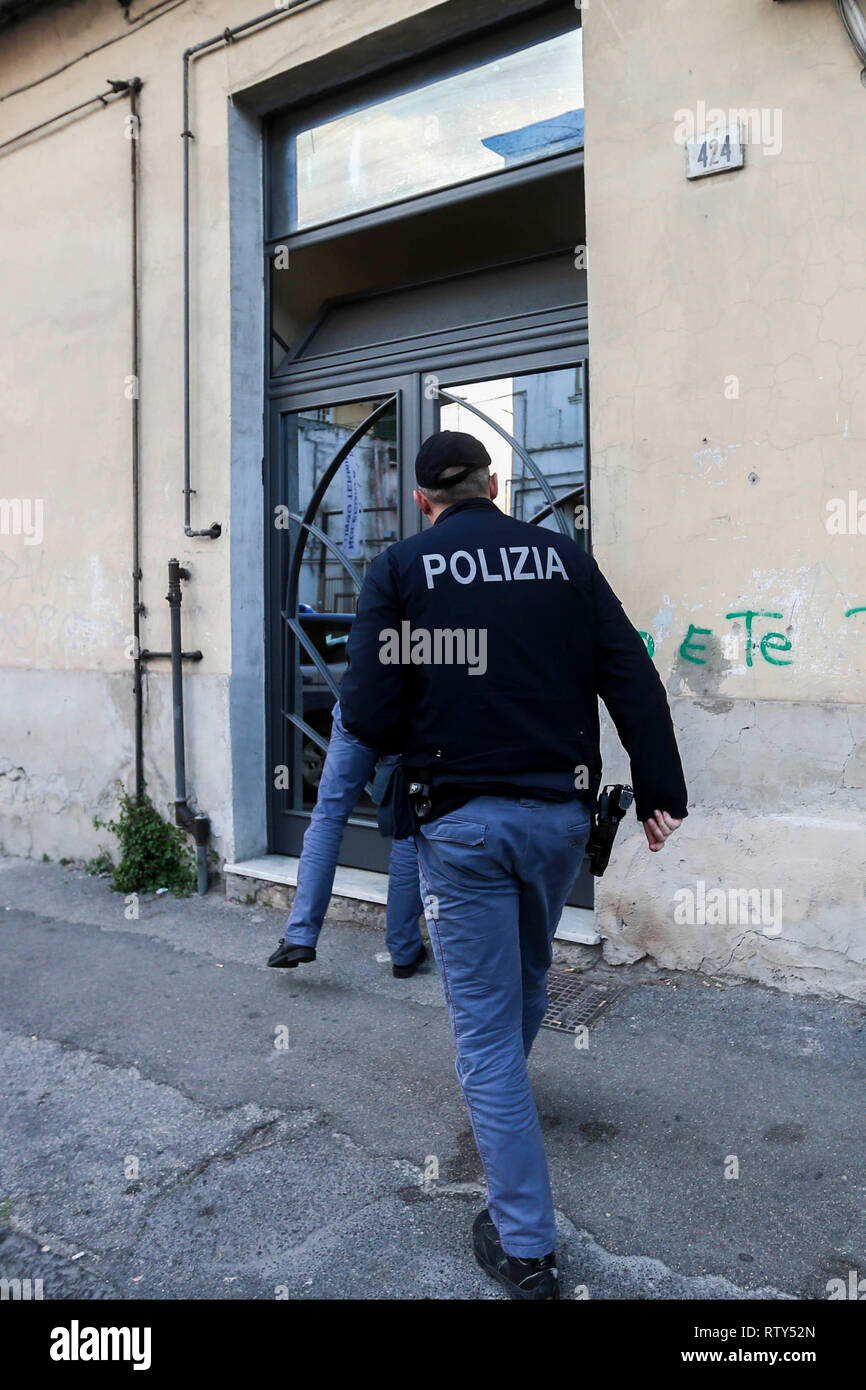 Neapel, Italien. 02 Mär, 2019. Napoli, Kampanien, Italien, 02-03-19, der zweite Italienische Flüchtling nahm der Sohn von "Ciruzzo o'milionario', Marco Di Lauro mit seinem Partner in einem Gebäude nicht weit von secondigliano in Bild Marco Di Lauro im Polizei Auto bei der Ankunft am Bahnhof Neapel Polizei. Credit: Antonio Balasco/Pacific Press/Alamy leben Nachrichten Stockfoto