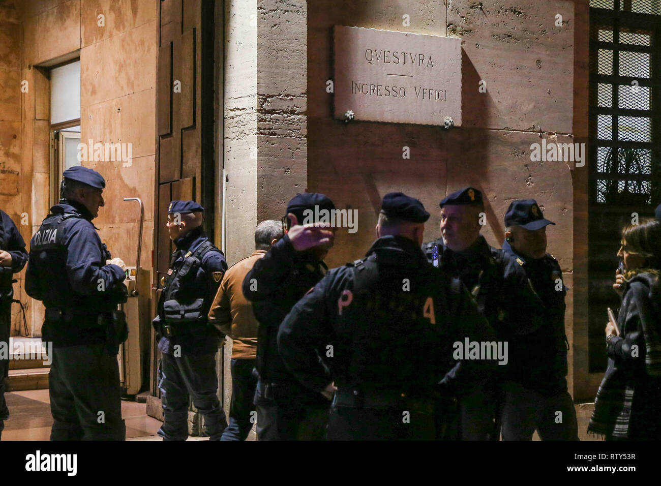 Neapel, Italien. 02 Mär, 2019. Napoli, Kampanien, Italien, 02-03-19, der zweite Italienische Flüchtling nahm der Sohn von "Ciruzzo o'milionario', Marco Di Lauro mit seinem Partner in einem Gebäude nicht weit von secondigliano in Bild Marco Di Lauro im Polizei Auto bei der Ankunft am Bahnhof Neapel Polizei. Credit: Antonio Balasco/Pacific Press/Alamy leben Nachrichten Stockfoto