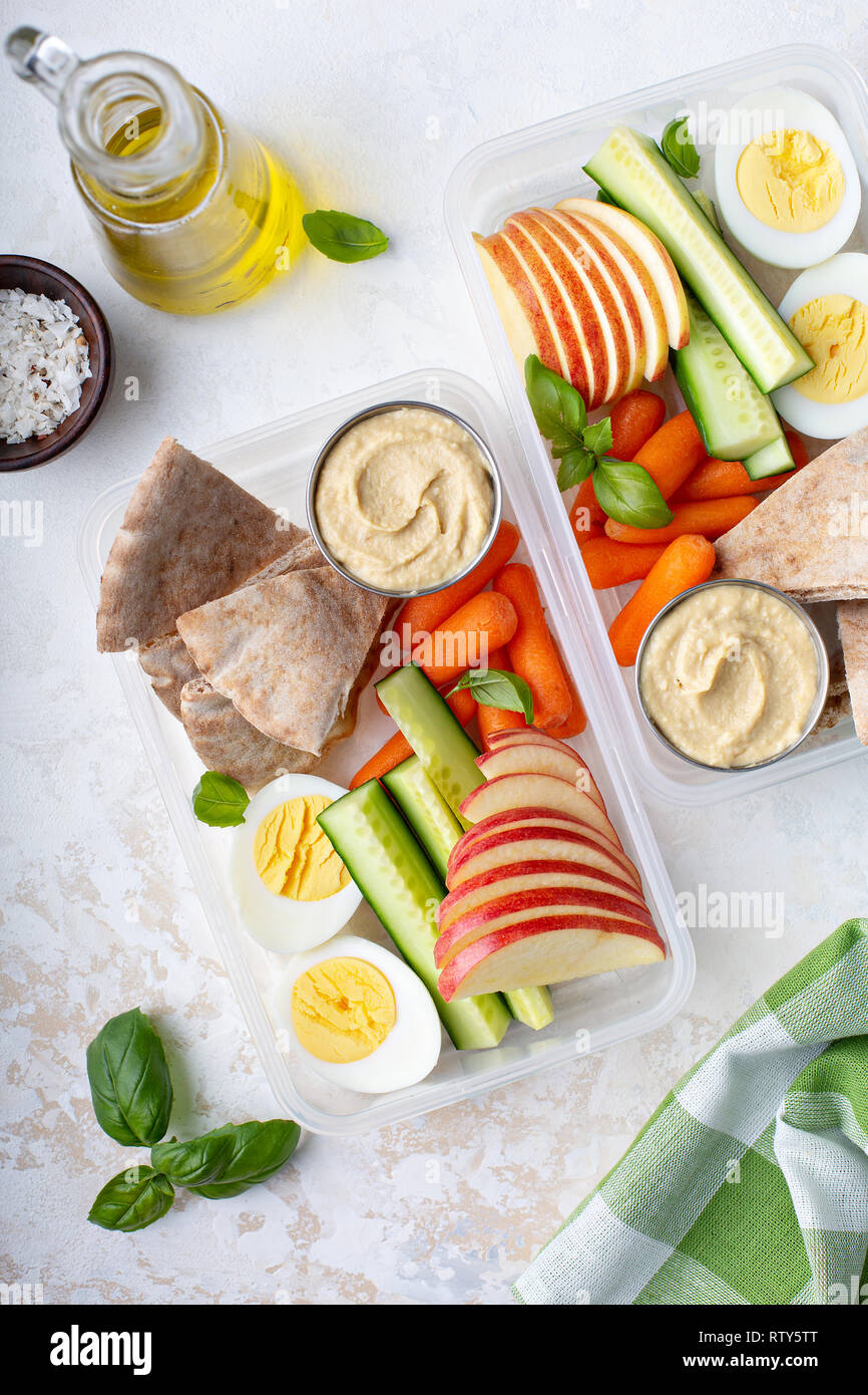 Gesunde und Nutricious Mittagessen oder einen Snack Boxen mit Hummus und Pita, Eier und Gemüse zu gehen Stockfoto