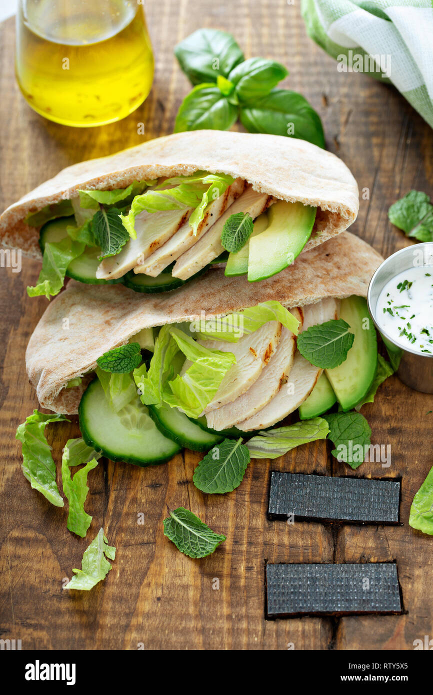 Gesunde pita Sandwich mit Huhn und Gemüse Stockfoto