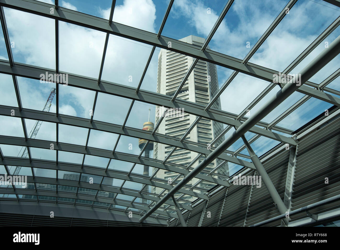 Auf der Suche durch das Glasdach der Macquarie Bank alte Commonwealth Bank Gebäude in Martin Place, im 67. Stock MLC-Zentrum und der Sydney Tower Stockfoto