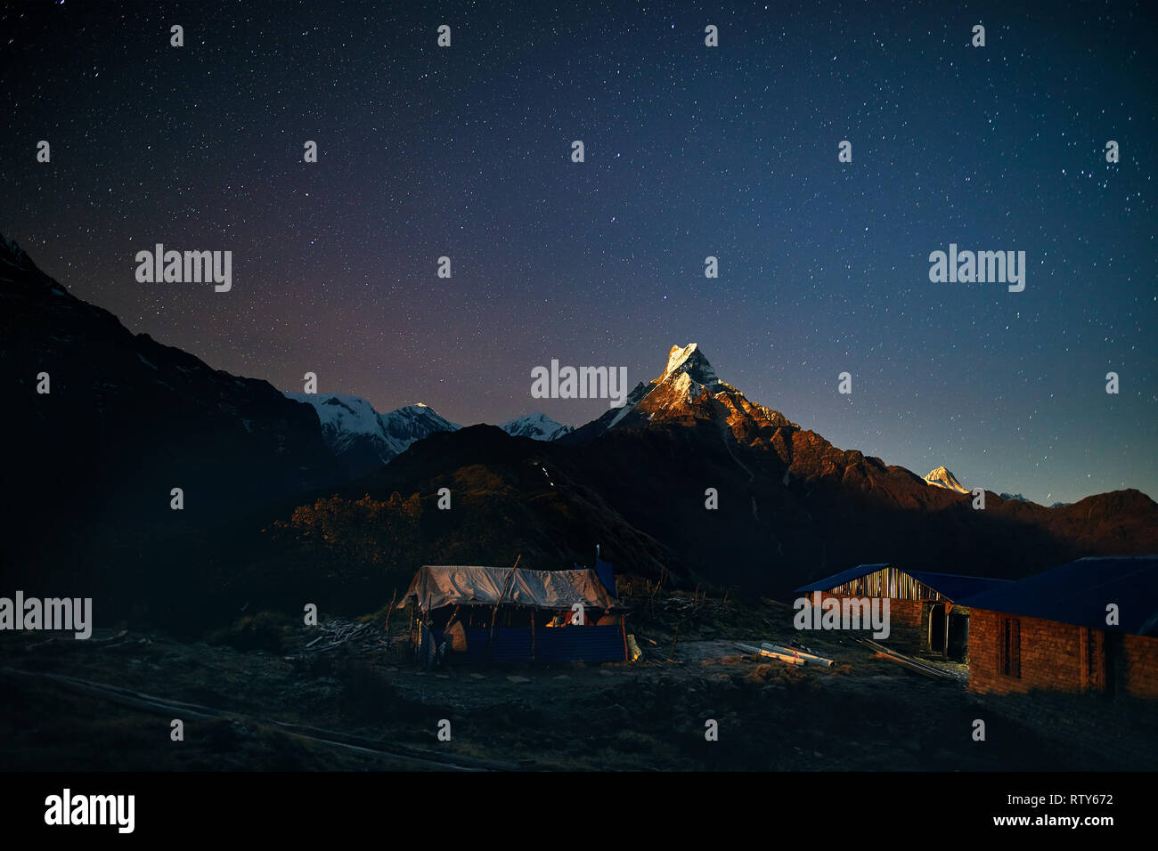 Dorf im Himalaya Berge bei Nacht Sternenhimmel in Nepal Stockfoto