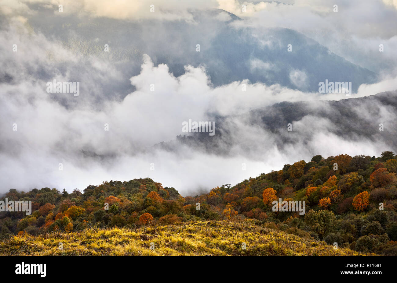 Wunderschöne Landschaft nebligen Bergen des Himalaya Gebirge in Nepal Stockfoto