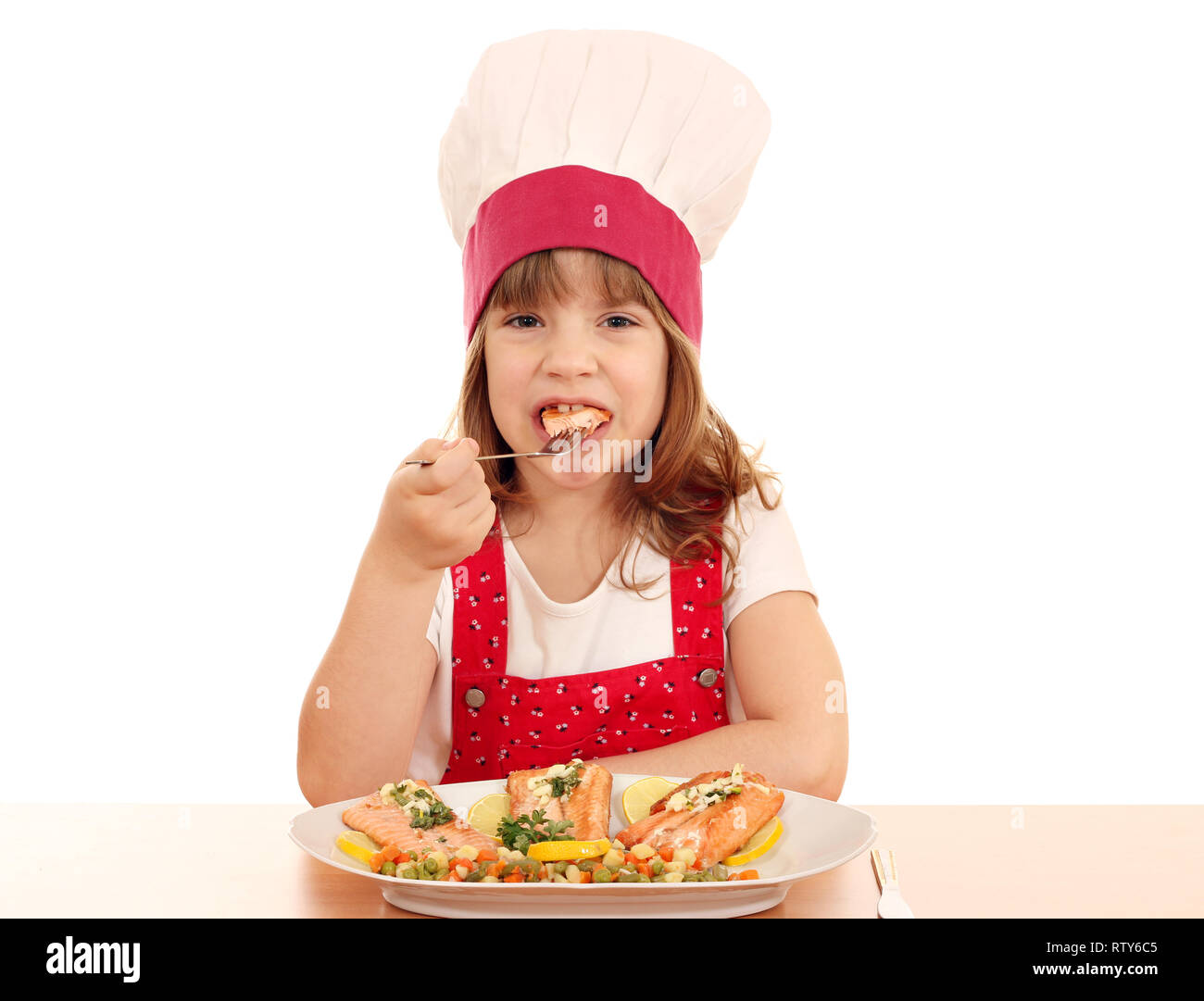 Hungrige kleine Mädchen kochen isst Lachs Meeresfrüchte Stockfoto