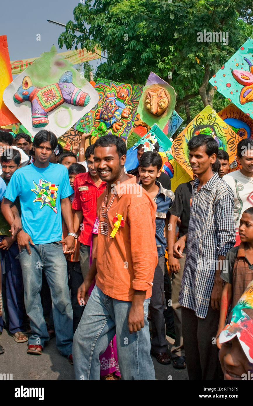 Eine bunte Kundgebung bringt aus der Khulna Art Collage heraus, um Pohela Boishakh, 1. Tag des Bangladeser Neujahrs, zu feiern. Khulna, Bangladesch Stockfoto