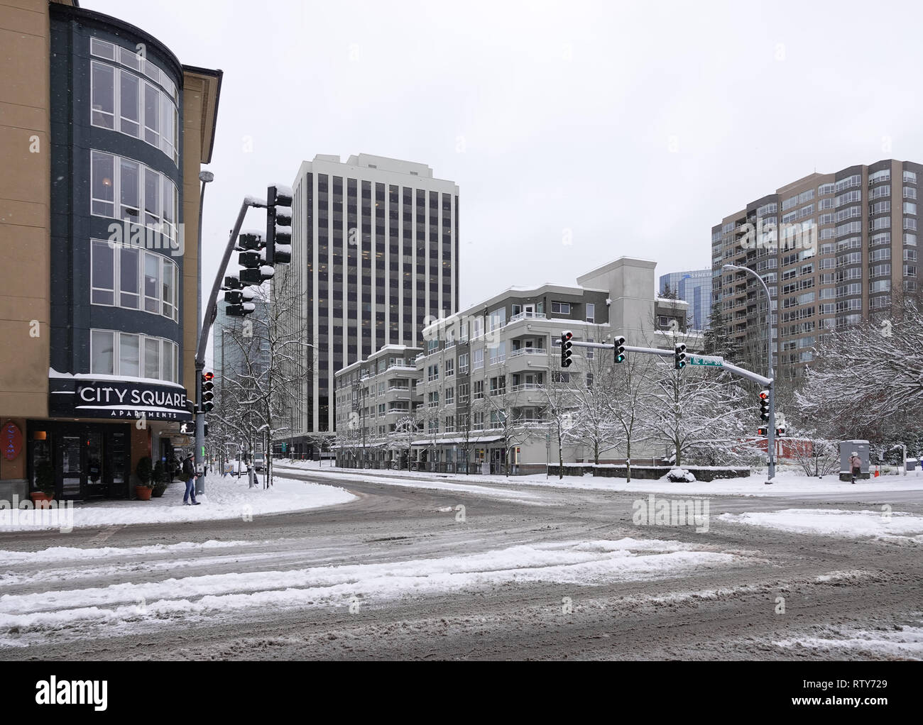 Bellevue, WA, USA. 4 Feb, 2019. Bellevue ist eingeschneit. Es gibt nur sehr wenige Autos und Fußgänger auf den Straßen Stockfoto