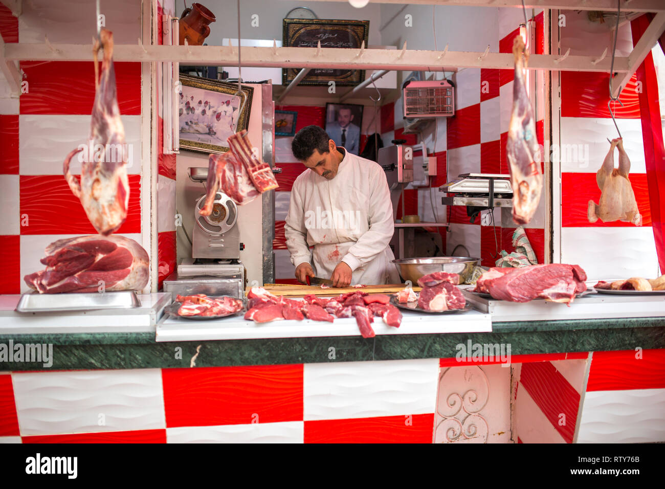 CASABLANCA, Marokko - März 2, 2019: traditionelle Metzgerei in der Alten Medina in Casablanca, Marokko. Stockfoto