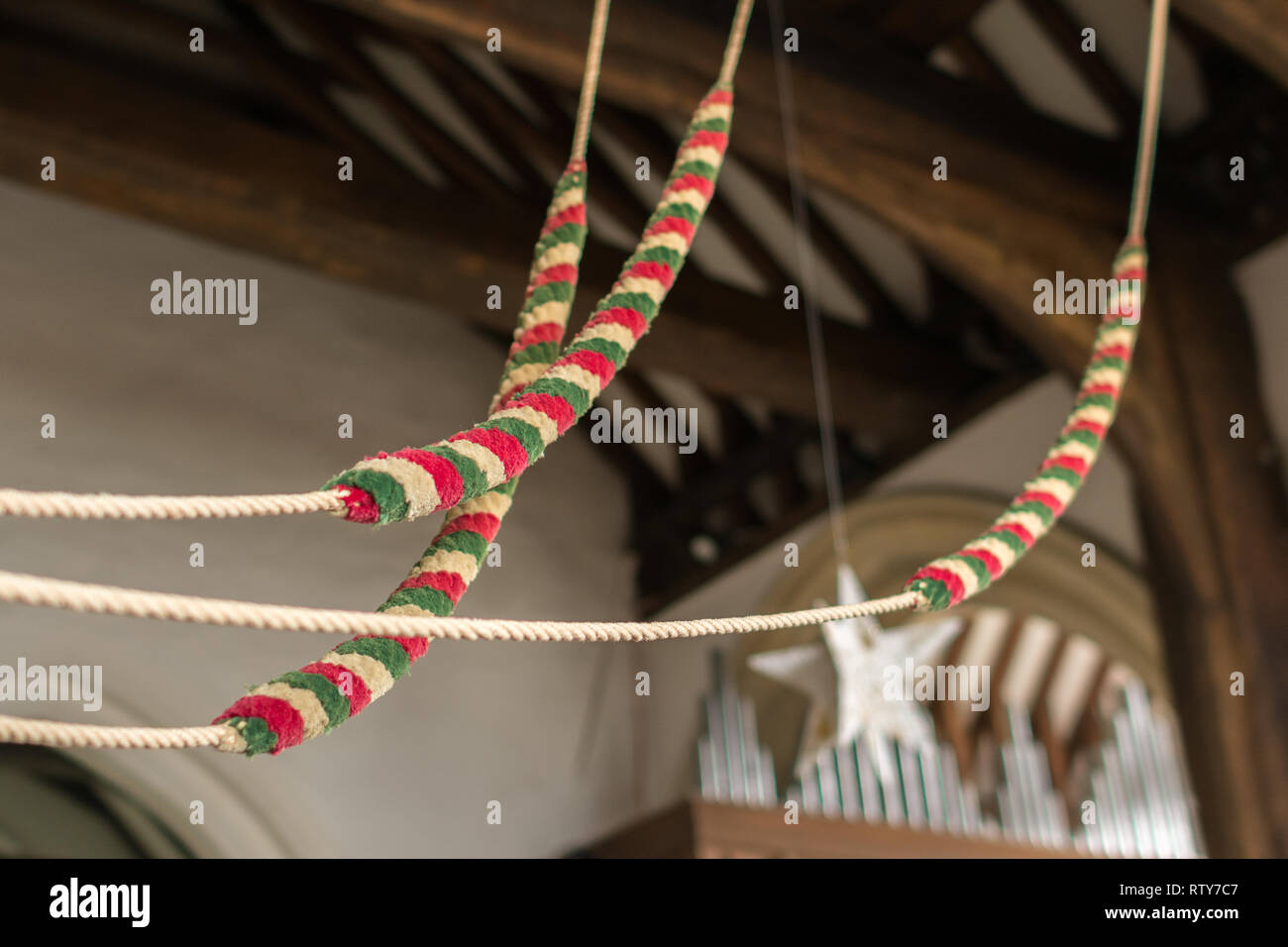 Bunte Bell ringers Seile in einer Dorfkirche, Surrey, Großbritannien Stockfoto