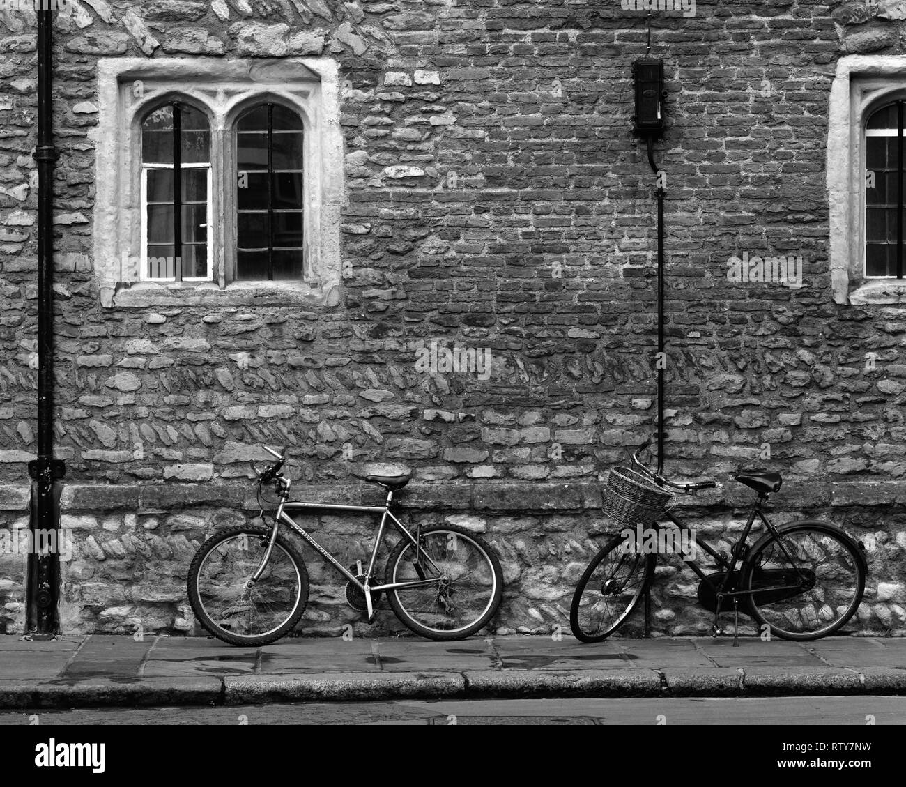 Zwei Fahrräder gegen die Wand des Trinity College Cambridge England Stockfoto