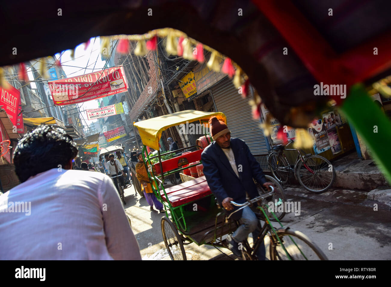 Straßenszenen von Old Delhi fotografiert von innerhalb eines Zyklus Rikscha, Old Delhi, Indien Stockfoto
