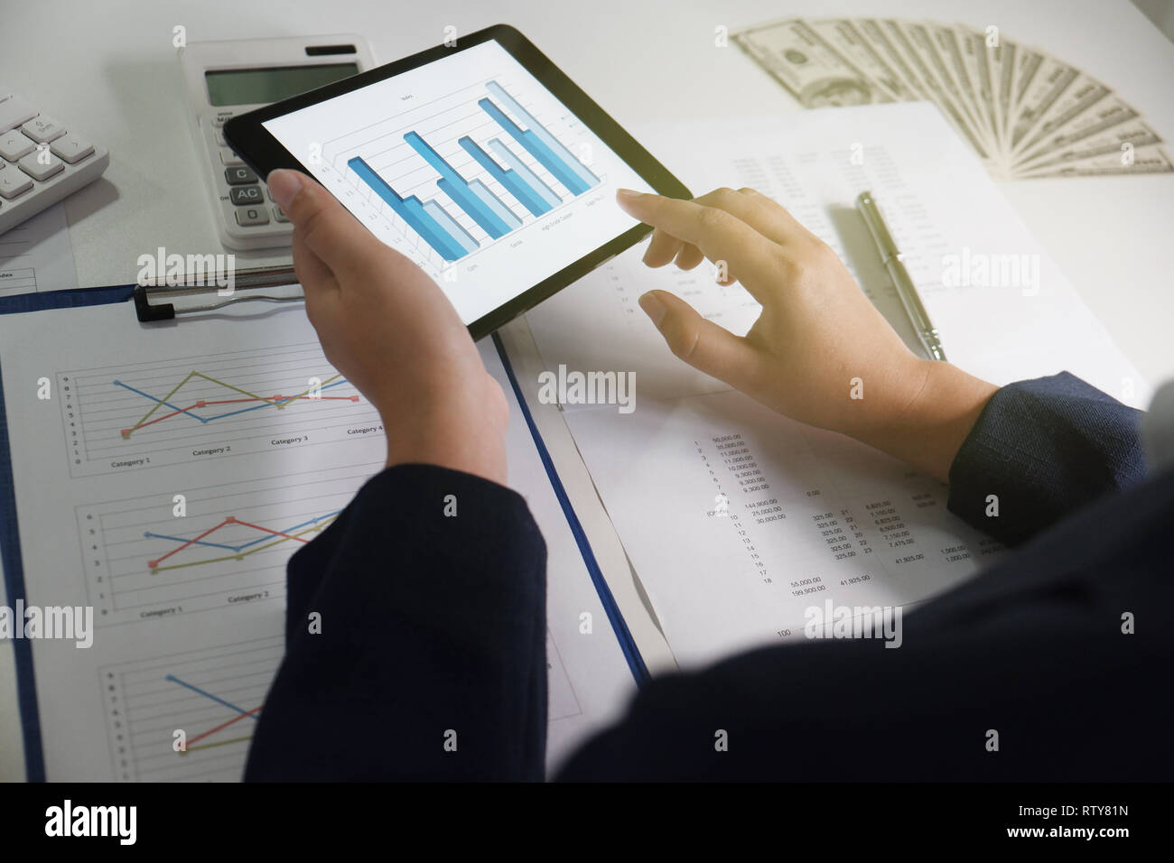 Frauen, die in Office. finanzielle Analyse mit Charts auf Pad für Wirtschaft, Rechnungswesen, Versicherung oder Finanzierung Konzept Stockfoto