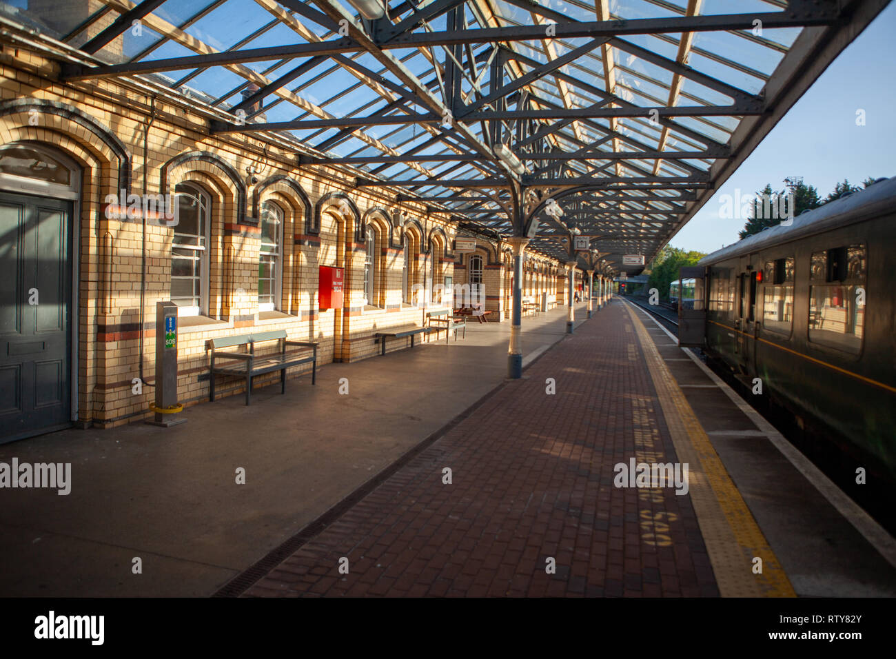 Dundalk, Co Louth, Irland. 24 Sep, 2017. Den Blick von der Plattform in Dundalk Station Irland. Stockfoto