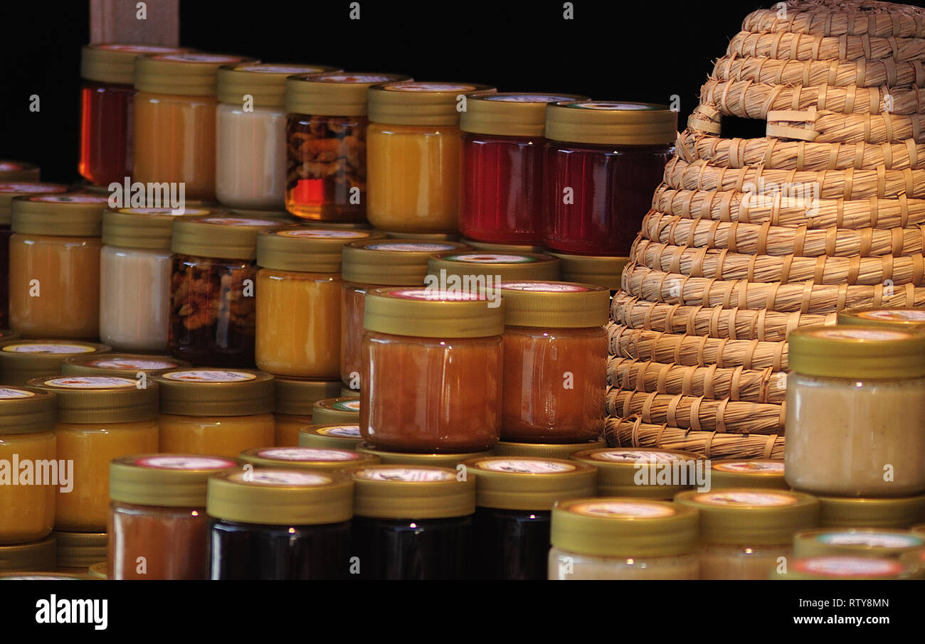 Markt mit Honig in Gläsern ausgeht, dekoriert mit Korb Bienenstock Stockfoto
