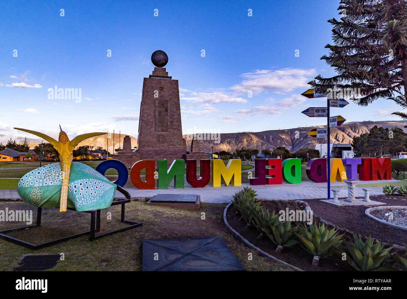 Quito, Ecuador, 24. Januar 2019: Mitad del Mundo Denkmal, bei Sonnenuntergang, einer der am meisten besuchten Sehenswürdigkeiten in Ecuador Stockfoto