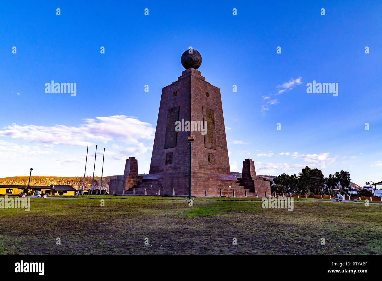 Quito, Ecuador, 24. Januar 2019: Mitad del Mundo Denkmal, bei Sonnenuntergang, einer der am meisten besuchten Sehenswürdigkeiten in Ecuador Stockfoto