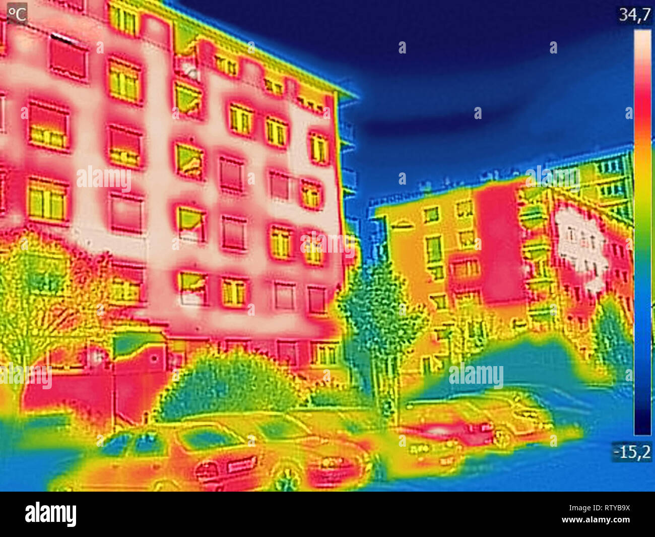Erkennung von Verlustwärme außerhalb Mit thermischen Kamera Gebäude Stockfoto