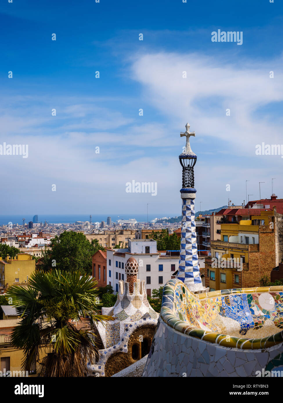 BARCELONA, SPANIEN - ca. Mai 2018: Blick auf Barcelona vom Parc Güel. Parque Güell ist ein öffentlicher Park System aus Gärten und architektonischen Grundschule Stockfoto