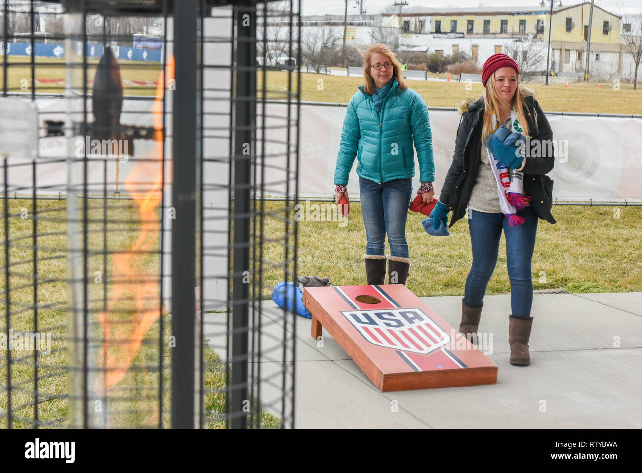 Kalte Fußball-Fans-fans Heckklappe und Spielen cornhole vor der Nationalmannschaft die USWNT/US-WNT/USA Frauen an der SheBelieves Schale Stockfoto
