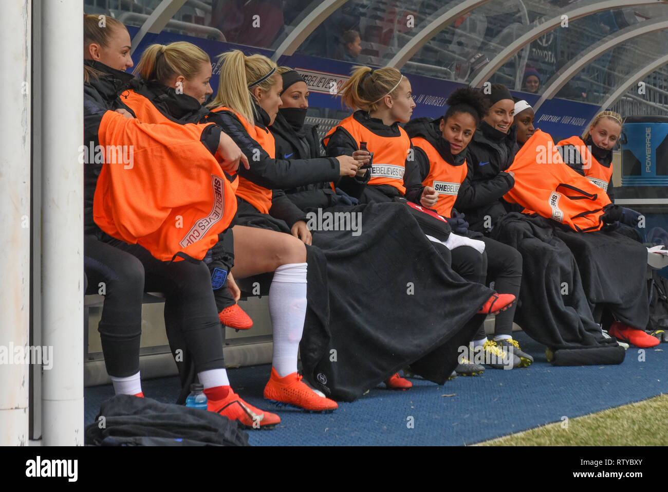 England's Frauen Nationalmannschaft Ersatz Spieler warm selbst unter Decken am SheBelieves Schale Stockfoto
