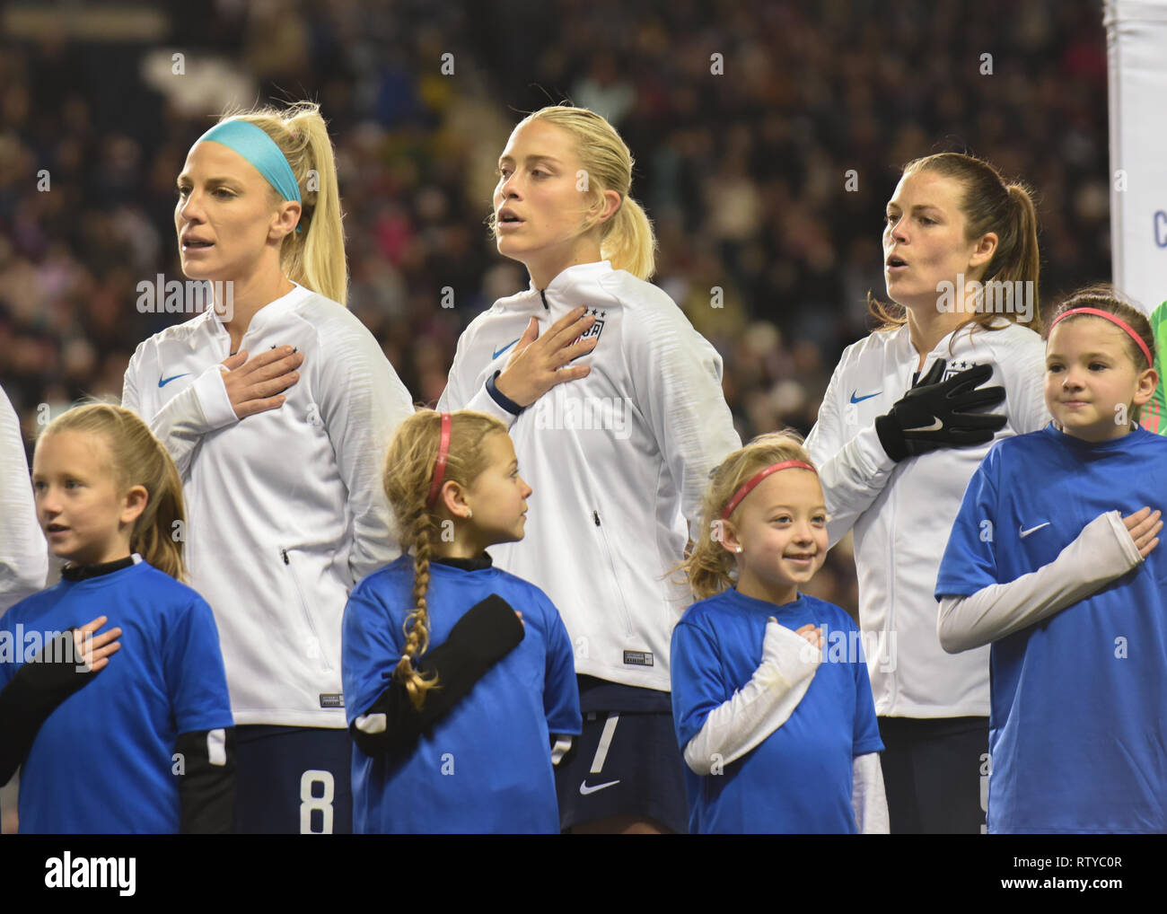 Julie Ertz/Julie Johnston singt die Nationalhymne vor einem 2019 internationale Wm-freundlich. Stockfoto