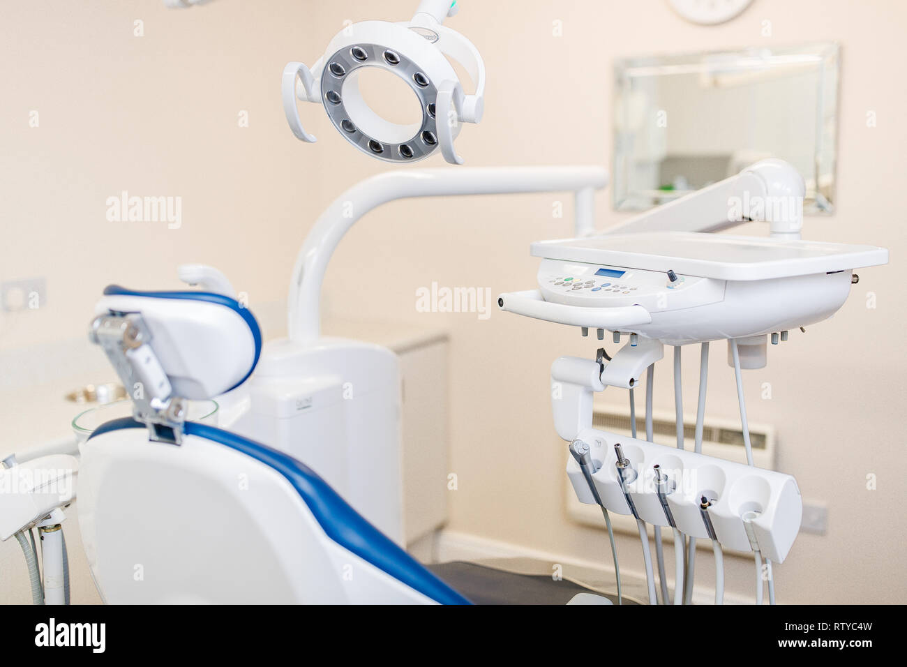 Nahaufnahme der modernen zahnmedizinischen Stuhl und die Ausrüstung mit Overhead Lampe in der zahnärztlichen Chirurgie Stockfoto Nahaufnahme der modernen zahnmedizinischen Stuhl und die Ausrüstung mit Overhead Lampe in der zahnärztlichen Chirurgie Stockfoto