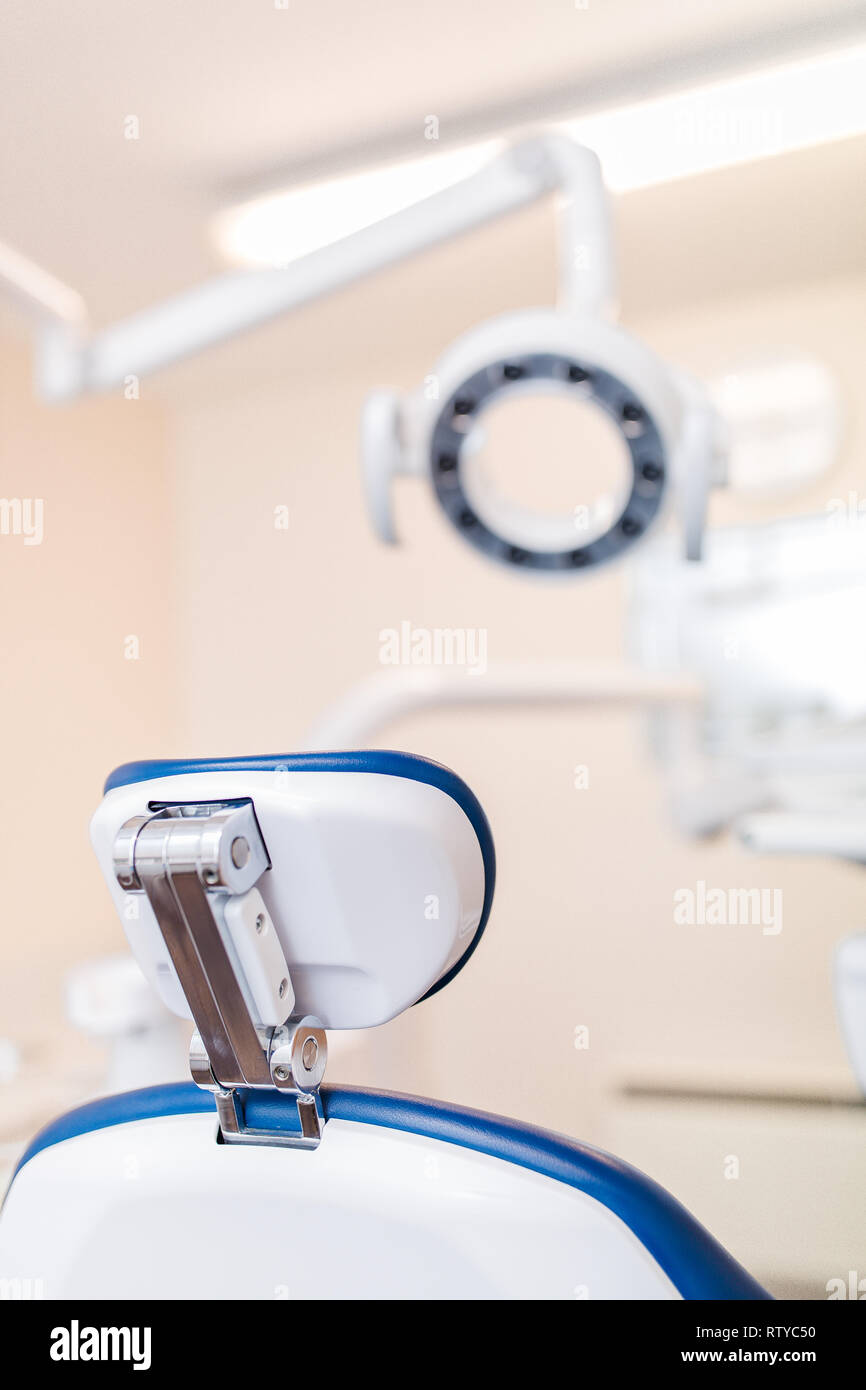 Nahaufnahme der modernen zahnmedizinischen Stuhl und die Ausrüstung mit Overhead Lampe in der zahnärztlichen Chirurgie Stockfoto Nahaufnahme der modernen zahnmedizinischen Stuhl und die Ausrüstung mit Overhead Lampe in der zahnärztlichen Chirurgie Stockfoto