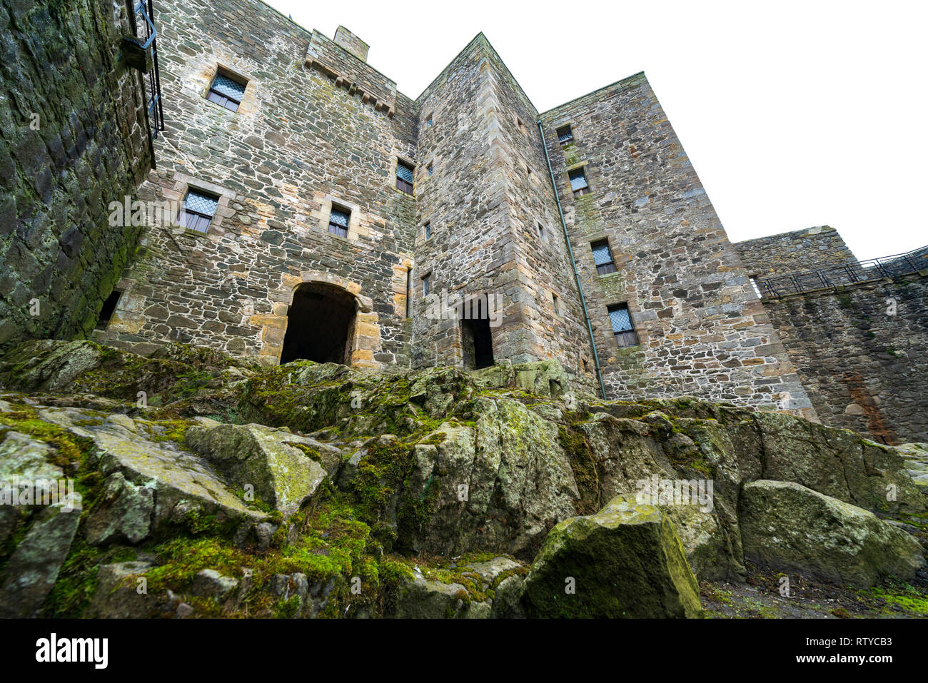 Schwärze Burg eine Festung aus dem 15. Jahrhundert, in der Nähe des Dorfes Schwärze, Schottland, am Südufer des Firth-of-Forth, Schottland, Großbritannien. Schwärzungsgrad Stockfoto